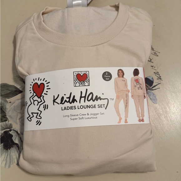 Keith Haring Women's Beige Love Graphic Lounge Set - Picture 8 of 8